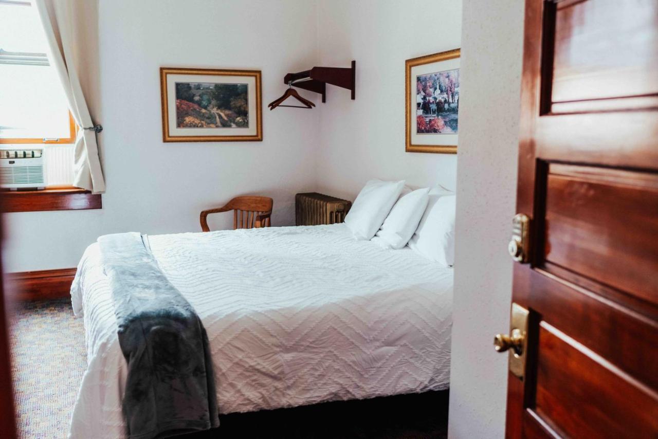 Town Hall Inn Lead ภายนอก รูปภาพ