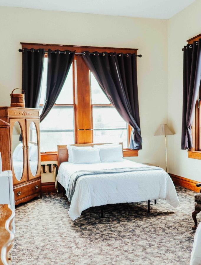 Town Hall Inn Lead ภายนอก รูปภาพ