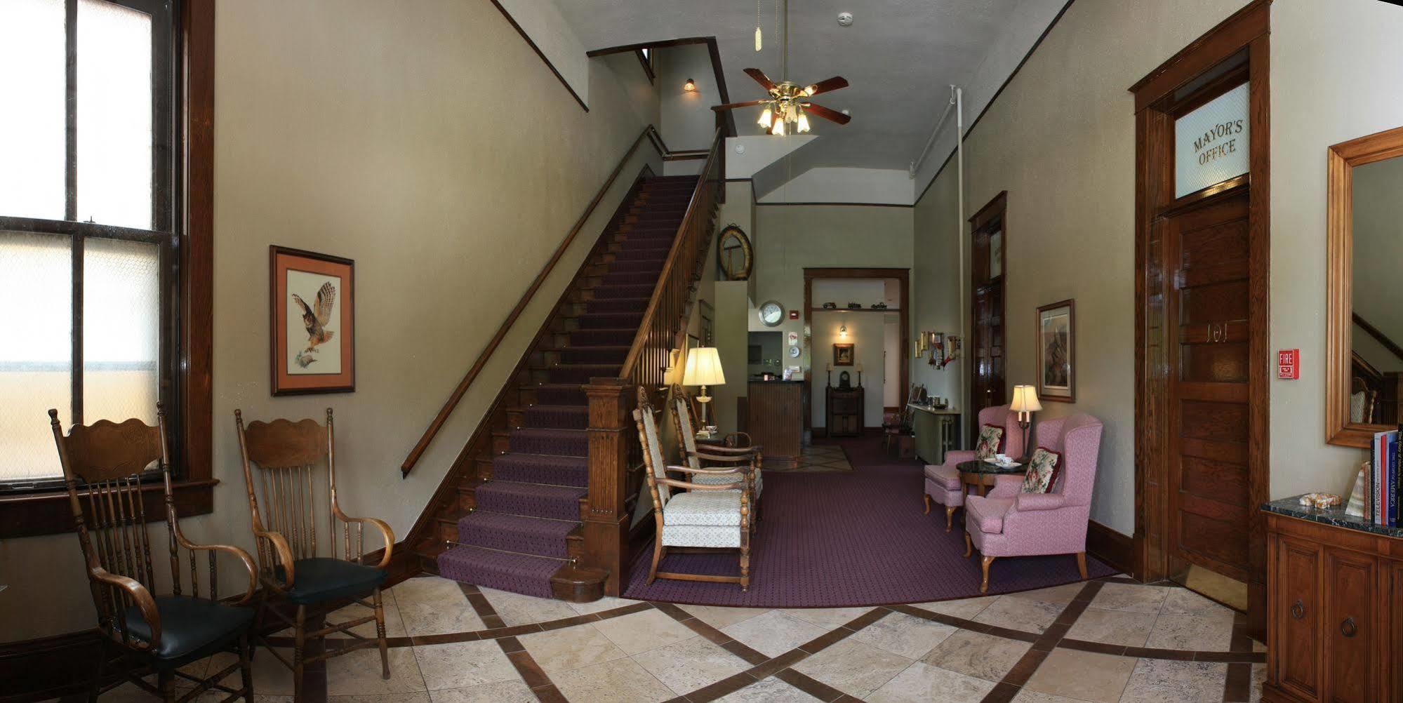 Town Hall Inn Lead ภายนอก รูปภาพ