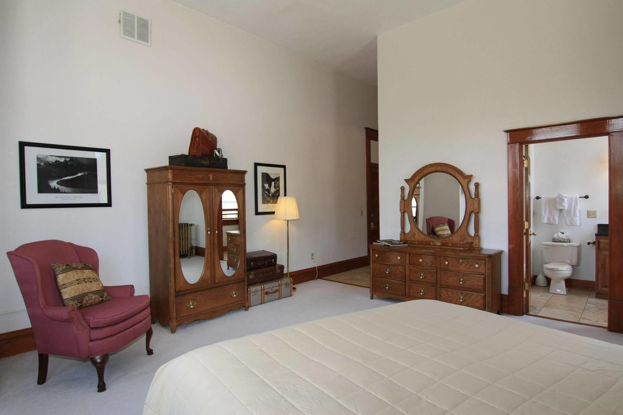 Town Hall Inn Lead ภายนอก รูปภาพ